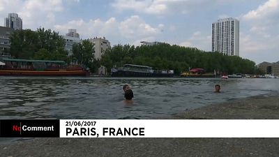 Parigi, caldo record: presi d'assalto fiumi e fontane