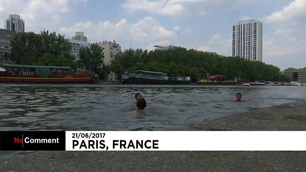 Parigi, caldo record: presi d'assalto fiumi e fontane Parigi, caldo record: presi d'assalto fiumi e fontane