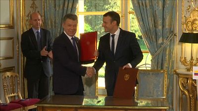 Macron recibe a Santos y le promete más ayuda para la paz