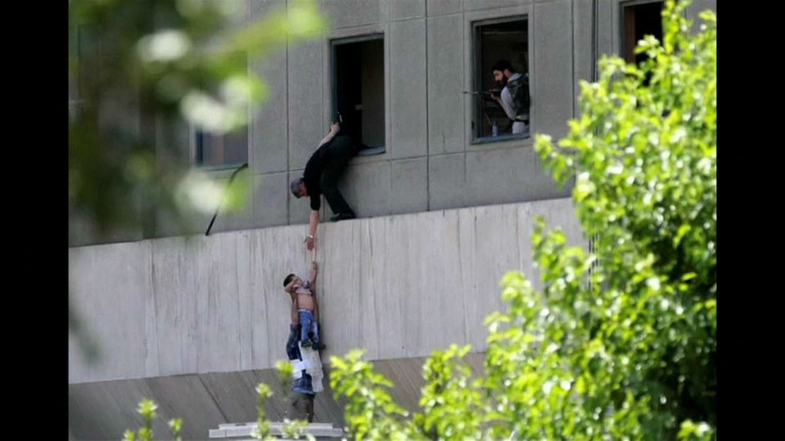 عماد؛ کودکی که در روز حمله داعش در تهران خبرساز شد