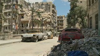 سوري يهب من عمره ما يعيد البريق لمجموعة فريدة من السيارات القديمة