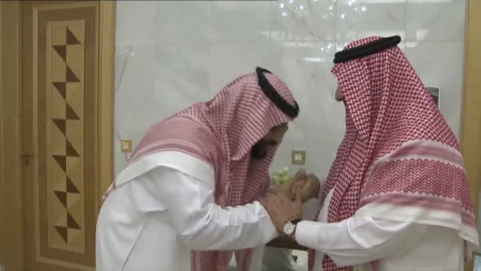 تقبيل الأيادي .. بين التقليد والرمزية السياسية