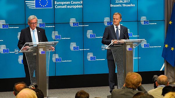 Líderes da UE aprovam estrutura permanente de cooperação na defesa Líderes da UE aprovam estrutura permanente de cooperação na defesa