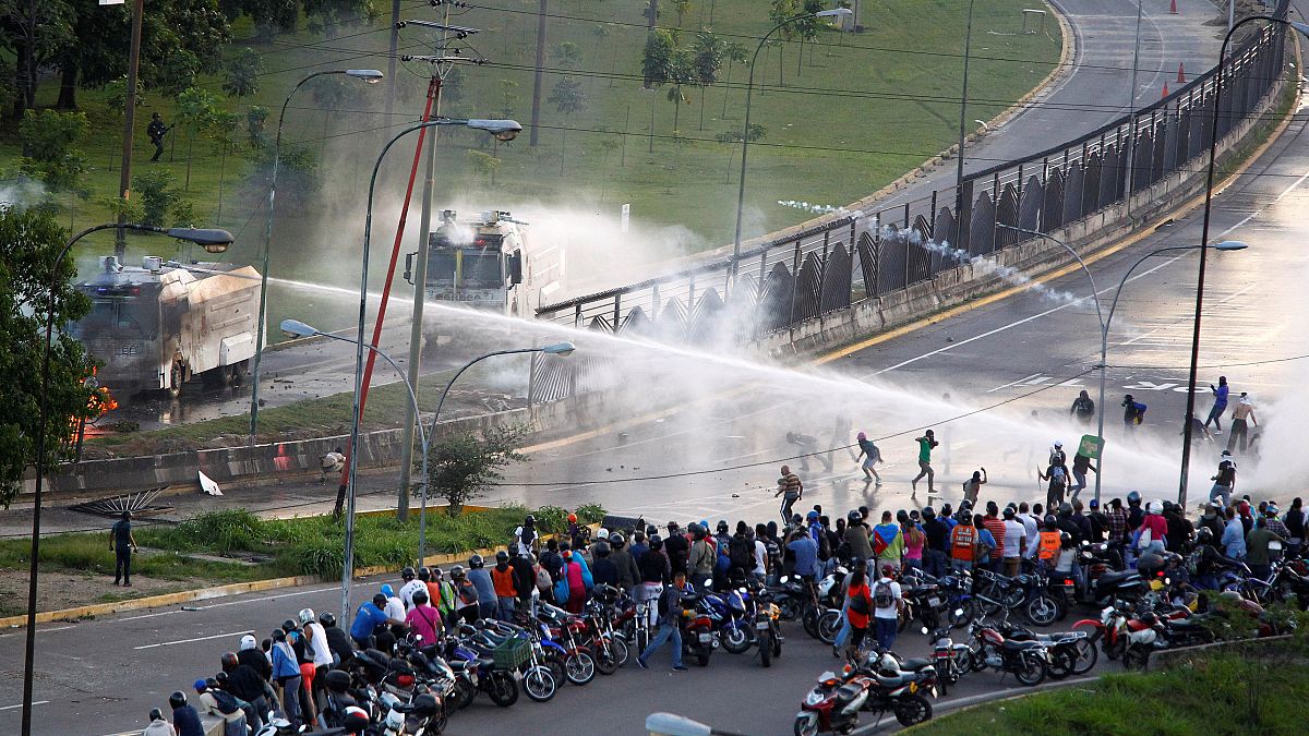 Venezuela'daki eylemlerde yine kan aktı