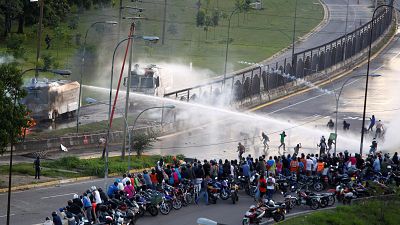دود و آتش در خیابانهای کاراکاس، معترض ۲۲ ساله کشته شد