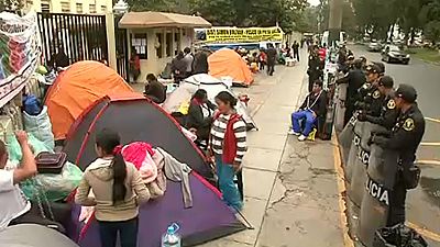 Περού: Αλυσοδέθηκαν έξω από το υπουργείο Υγείας