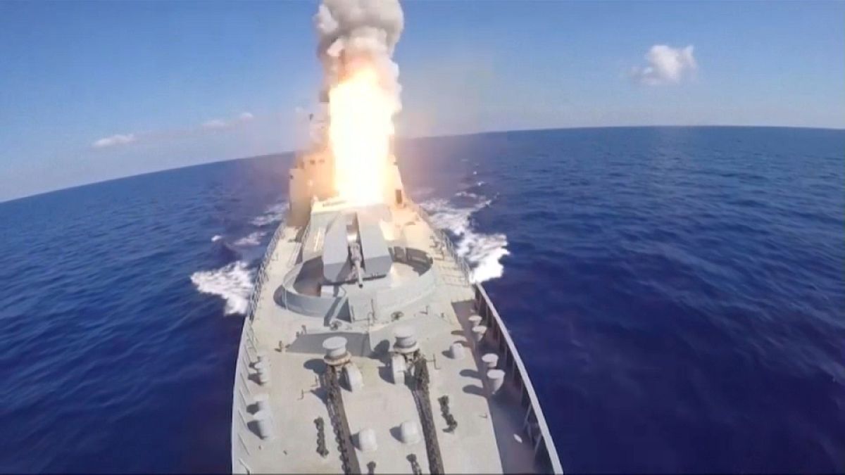 Marinha ataca alvos do EI na Síria