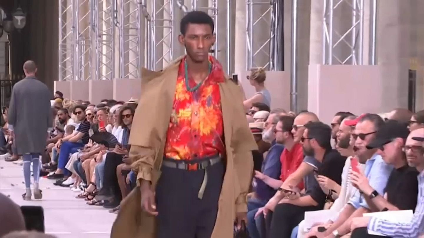 Fashion Week homme de Paris: claquettes-chaussettes chez Louis Vuitton –  L'Express