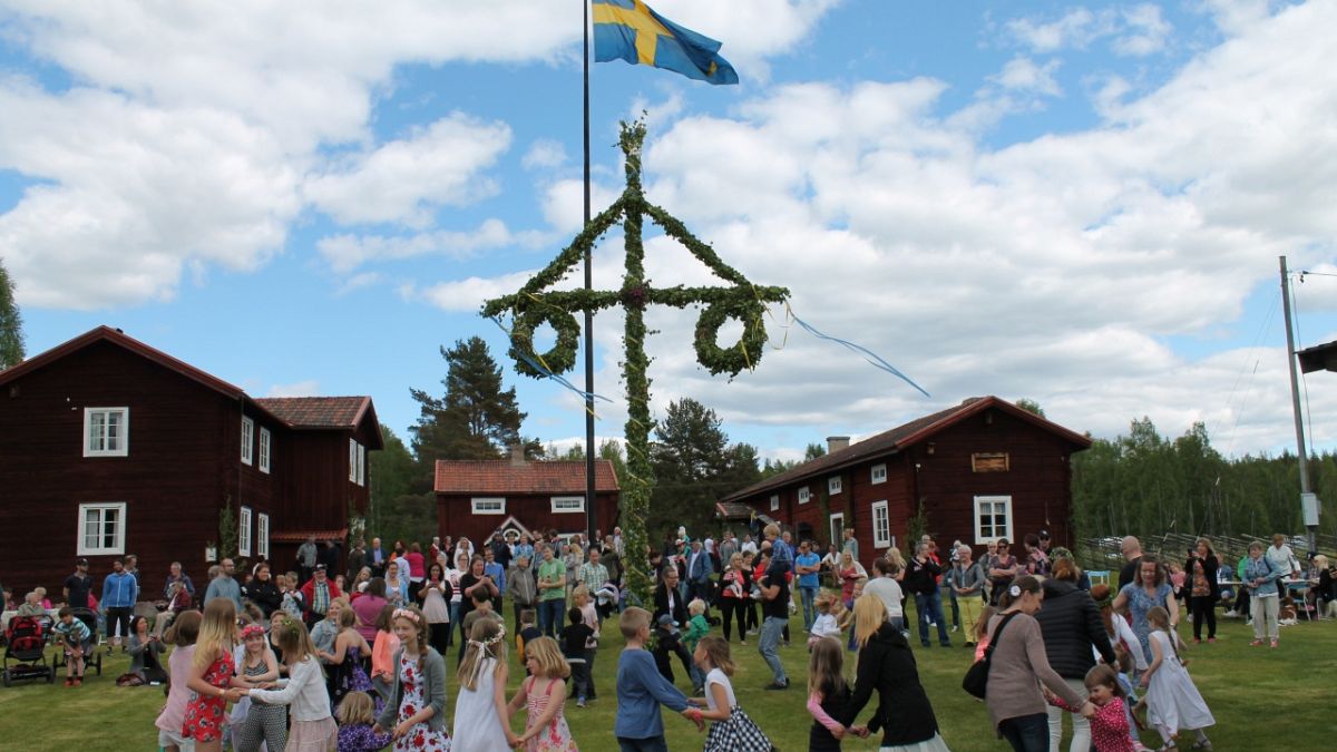 Midsommar in Schweden leitet 5 Wochen Ferien ein: Blumenkränze, Frösche, Schnaps und mehr