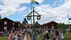 Midsommar in Schweden leitet 5 Wochen Ferien ein: Blumenkränze, Frösche, Schnaps und mehr