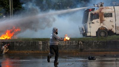 درگیری پلیس ونزوئلا و معترضان در اطراف یک پایگاه هوایی