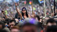 Glastonbury homenageia vítimas dos atentados terroristas e torre Grenfell