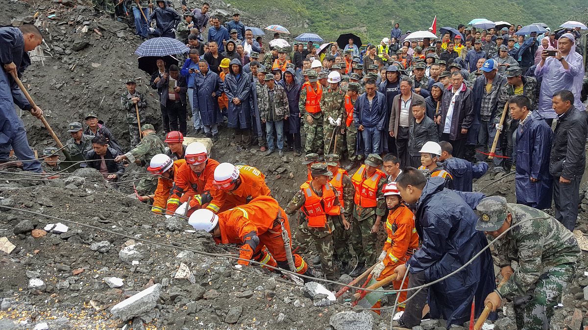 China: 100 pessoas soterradas por um deslizamento de terra
