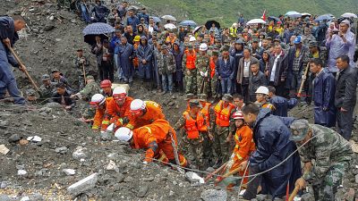 China: cerca de cien personas sepultadas por un deslizamiento de tierra