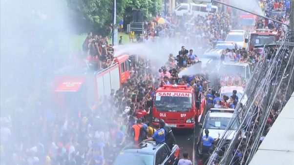 Filipinos festejam São João com festival de água Filipinos festejam São João com festival de água