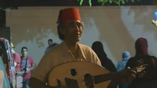 مسحراتي حي الجمالية يوقظ الناس عزفا على العود مسحراتي حي الجمالية يوقظ الناس عزفا على العود