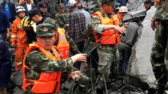 China: Dorf unter Geröll begraben