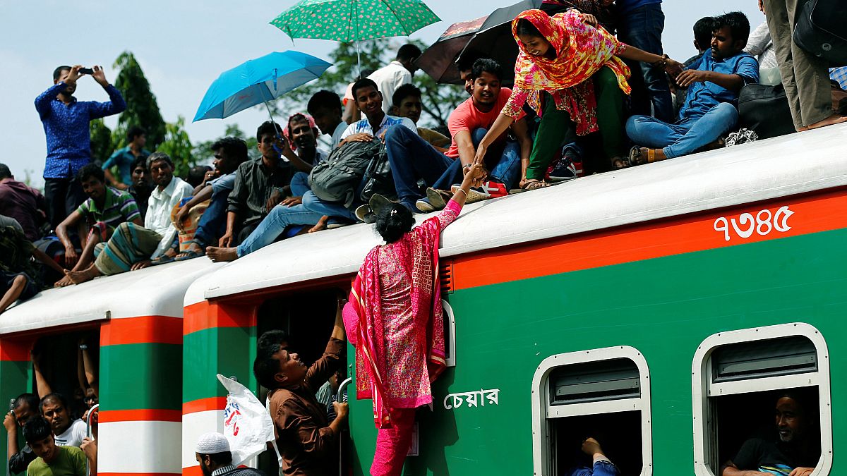 شاهد: القطارات والعبارات تختنق بالبنغاليين المسافرين لقضاء العيد مع ذويهم
