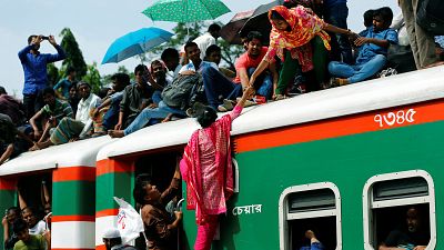 شاهد: القطارات والعبارات تختنق بالبنغاليين المسافرين لقضاء العيد مع ذويهم