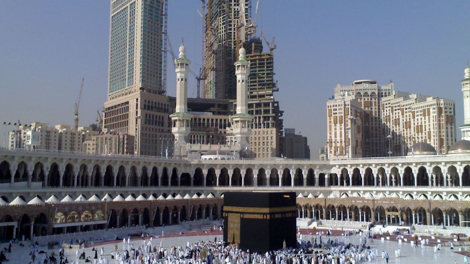 شاهد ما تبقى من العمارة التي كان يختبئ فيها الانتحاري الذي كان يخطط لمهاجمة المسجد الحرام بحي أجياد المسافي الواقع بالقرب من الحرم المكي.