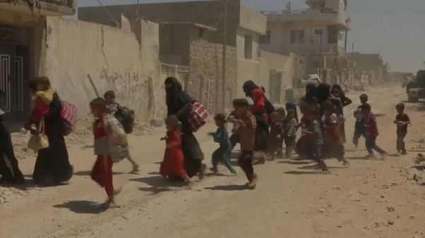 مدنيو الموصل القديمة.. بين همجية داعش وضراوة المعارك مدنيو الموصل القديمة.. بين همجية داعش وضراوة المعارك