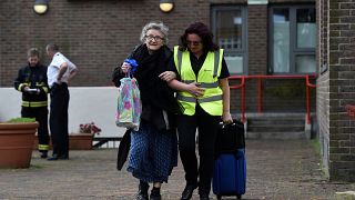 Varias familias se niegan a abandonar los edificios evacuados por las autoridades británicas