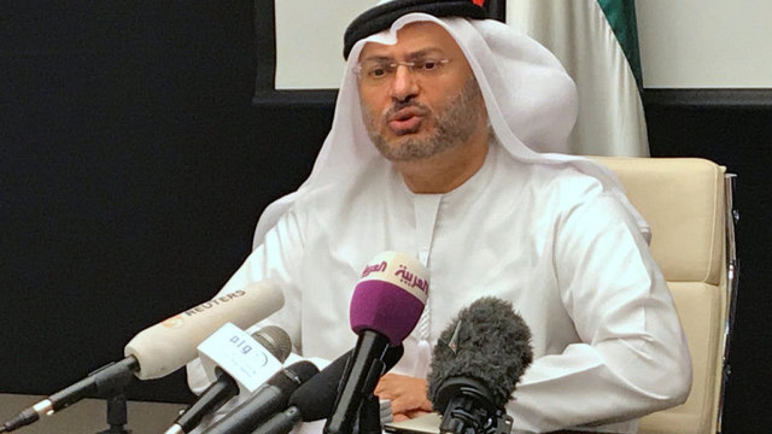 تهدید انور قرقاش: اگر قطر گردن ننهد راهمان جدا می‌شود