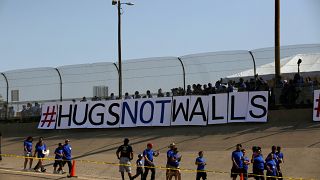 Kurze Treffen an der Mauer: #HugsNotWalls4