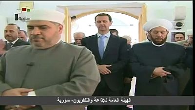 بشار الأسد يؤدي صلاة العيد في مسجد حماة