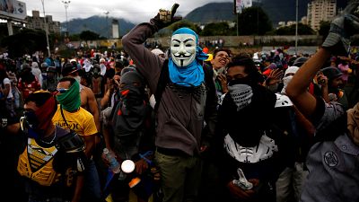 تجمع مخالفان مادورو در برابر پایگاه نظامی در کاراکاس