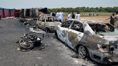 Pakistan, in fiamme autobotte: almeno 141 morti