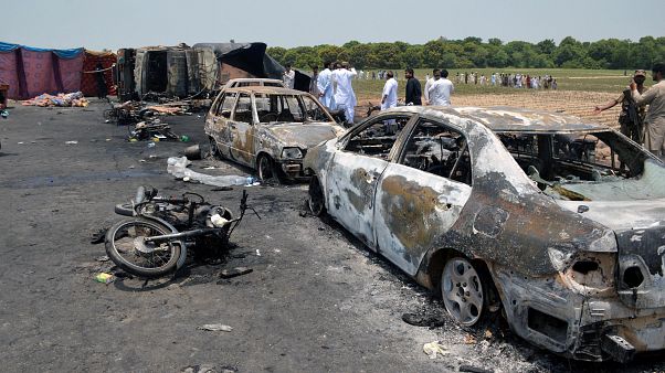 Incêndio seguido de explosão faz mais de 140 mortos Incêndio seguido de explosão faz mais de 140 mortos