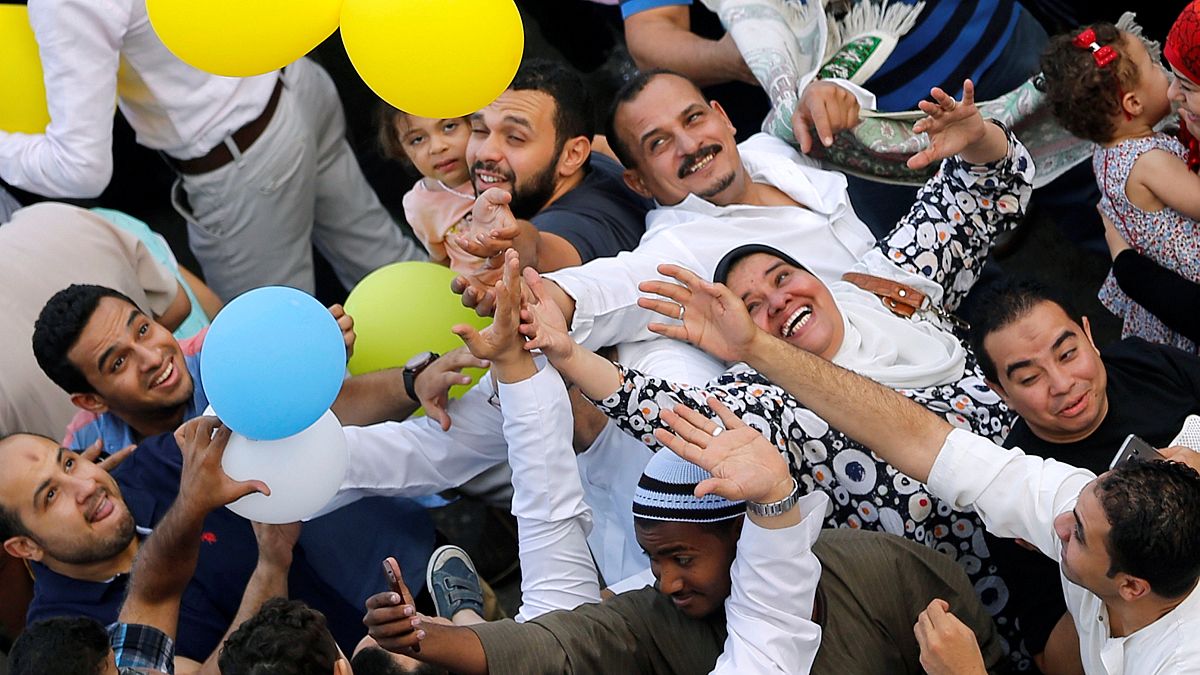 شاهد: العالم العربي يحتفل بالعيد رغم التوتراث وتزايد الخلافات
