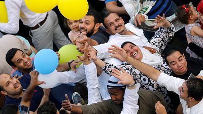شاهد: العالم العربي يحتفل بالعيد رغم التوتراث وتزايد الخلافات