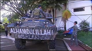مسلمو الفلبين يستقبلون عيد الفطر بين حراب العسكر