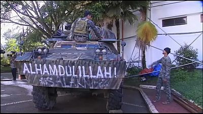 مسلمو الفلبين يستقبلون عيد الفطر بين حراب العسكر