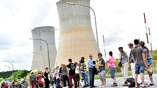 Emberi élőlánc két veszélyes atomerőműnél Emberi élőlánc két veszélyes atomerőműnél