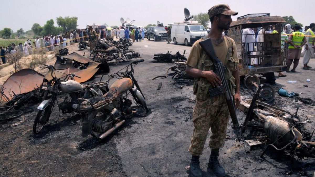 Pakistan: scoppia autobotte piena di benzina, almeno 150 morti
