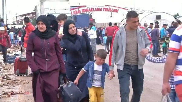 تركيا تفتح الحدود للاجئين السوريين لزيارة أهلهم في عيد الفطر تركيا تفتح الحدود للاجئين السوريين لزيارة أهلهم في عيد الفطر
