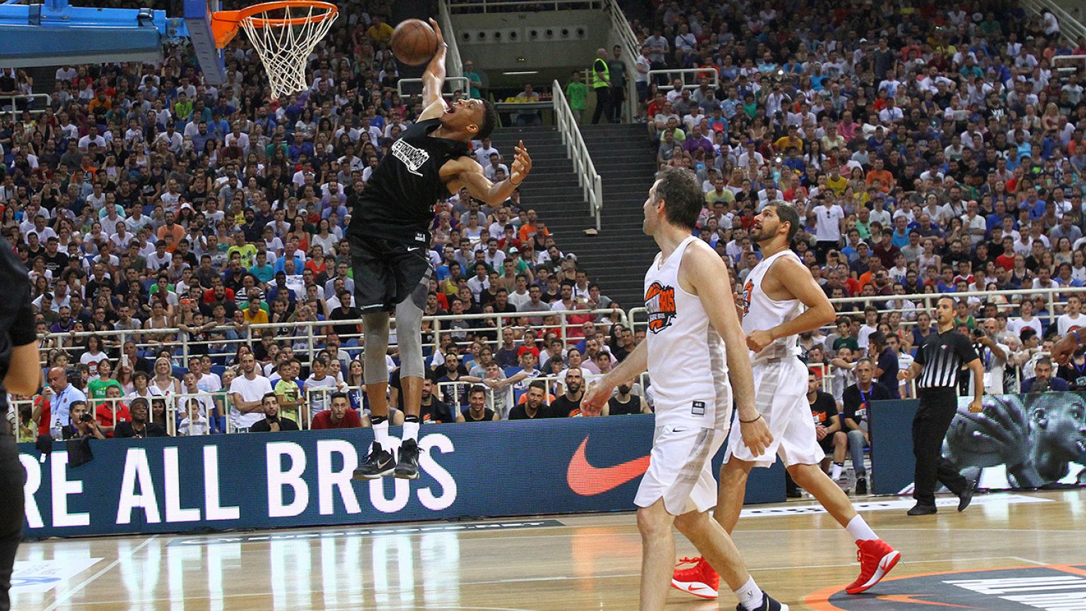 Πολλά καρφώματα από τους Antetokounbros στο ΟΑΚΑ!