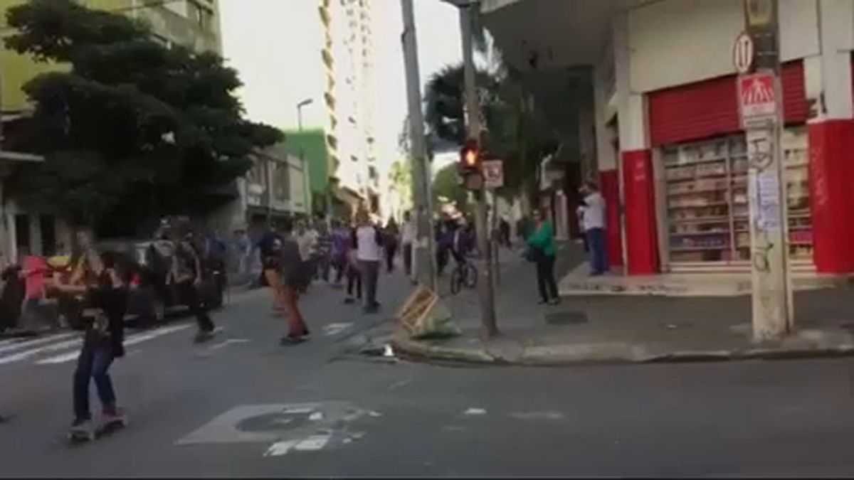 Sao Paulo'da otomobil kaykaycıların arasına daldı