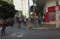 Sao Paulo'da otomobil kaykaycıların arasına daldı