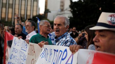 Basureros en huelga se enfrentan con la Policía en Atenas
