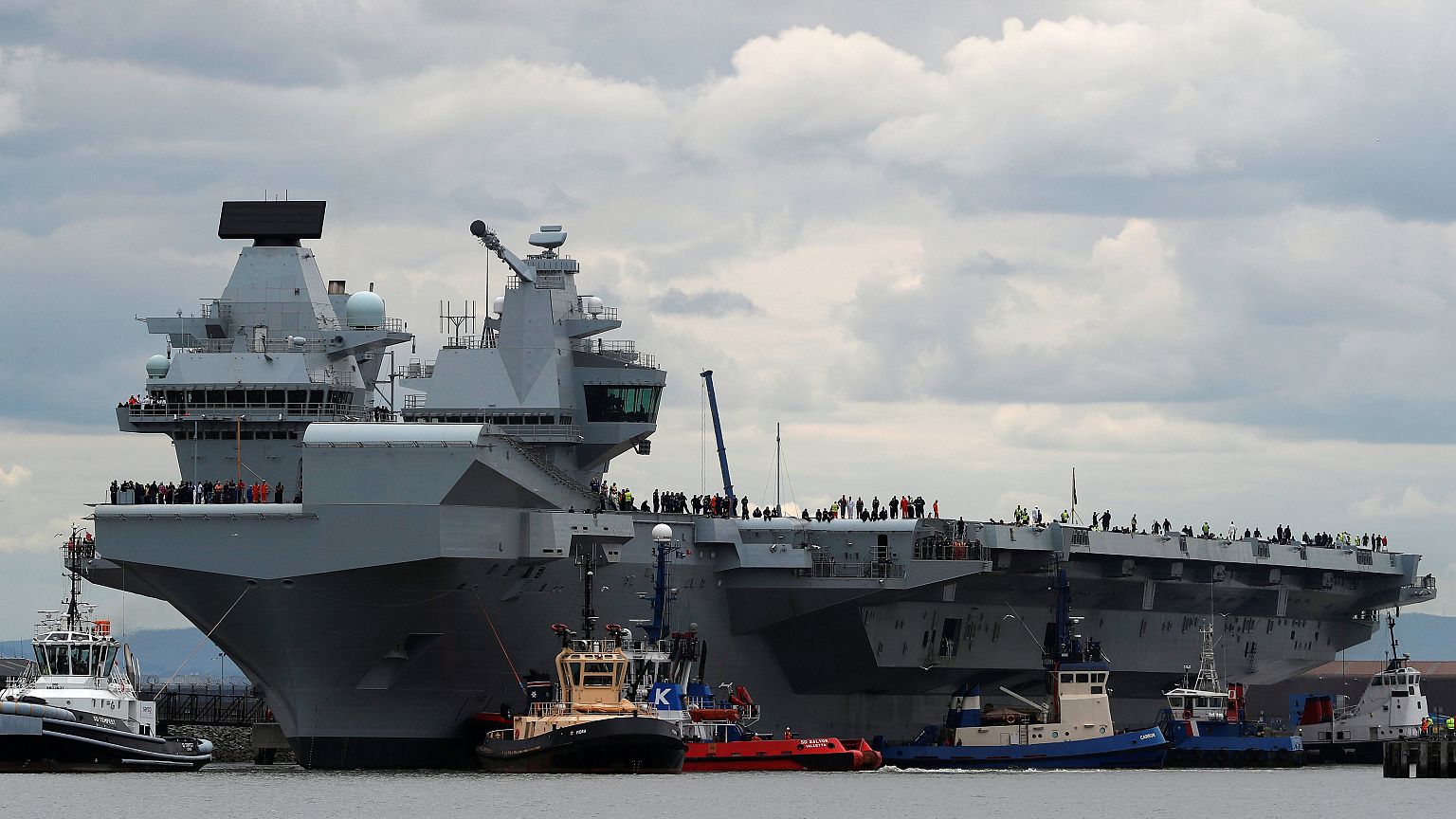 HMS Queen Elizabeth sets sail