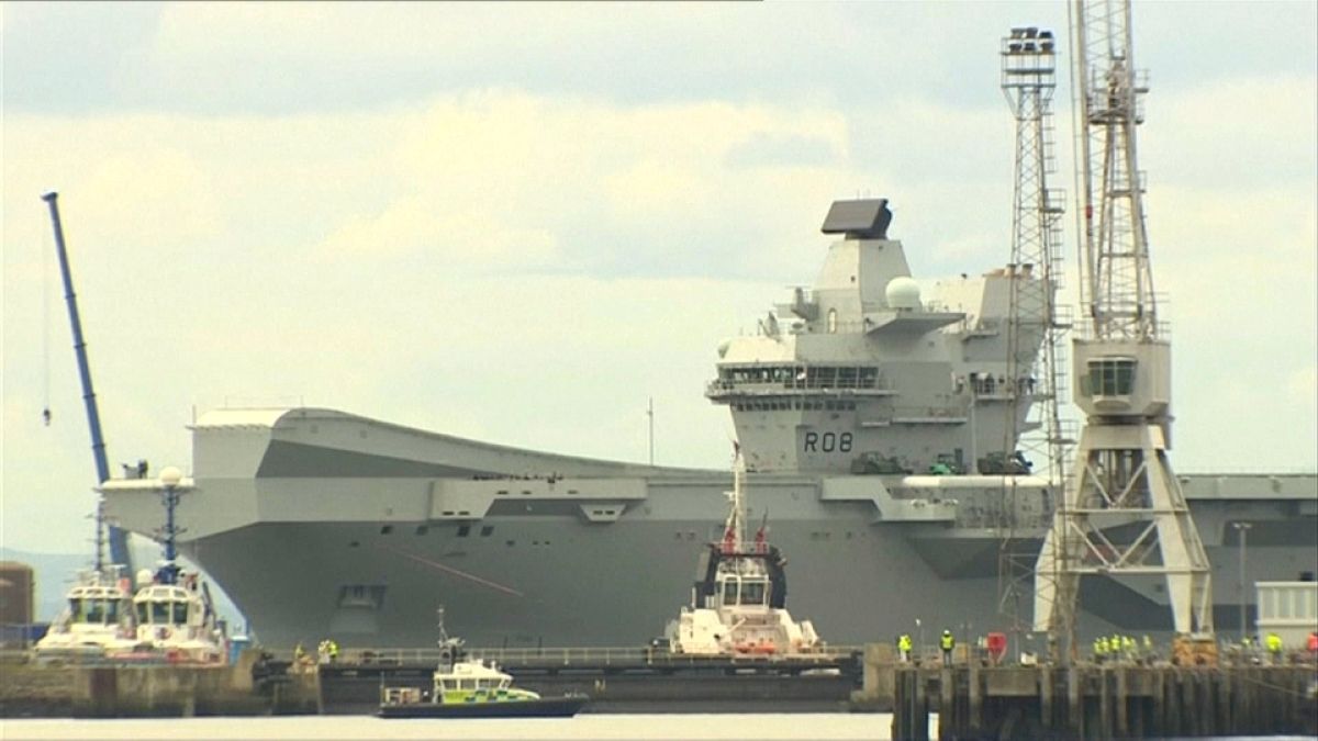 البحرية الملكية البريطانية تطلق أكبر وأقوى سفنها الحربية "الملكة إليزابيث"