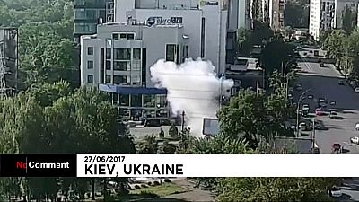 شاهد لحظة انفجار سيارة بمدينة كييف في أوكرانيا