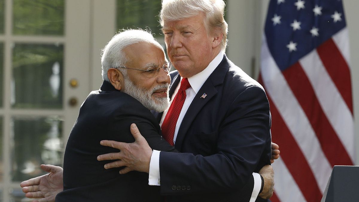Όχι μία, όχι δύο αλλά τρεις αγκαλιές για τον Τραμπ με αγάπη από την Ινδία