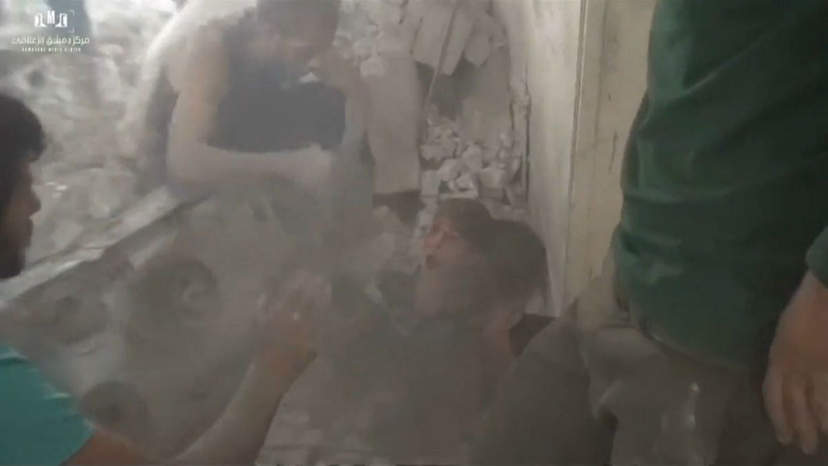 شاهد: انقاذ طفلين من تحت الأنقاض إثر غارة جوية في ضاحية عين ترما في دمشق