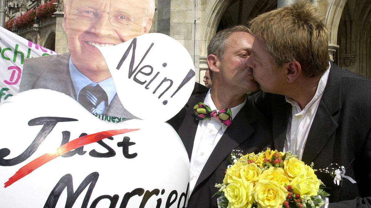 Germania: Merkel apre ai matrimoni gay