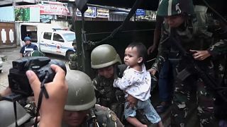 Soldaten retten kleines Mädchen in Marawi